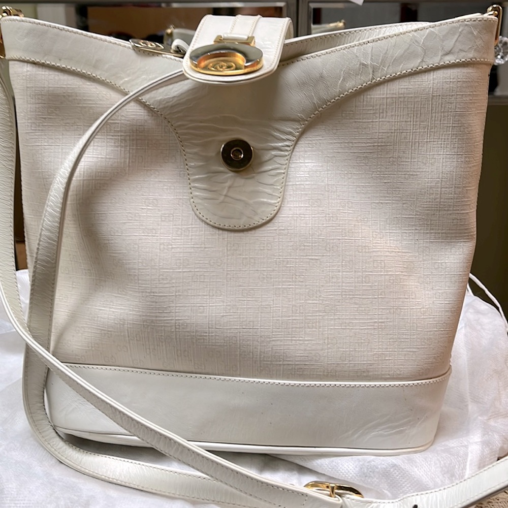 Gucci cross body a classic vintage bag in a very good condition